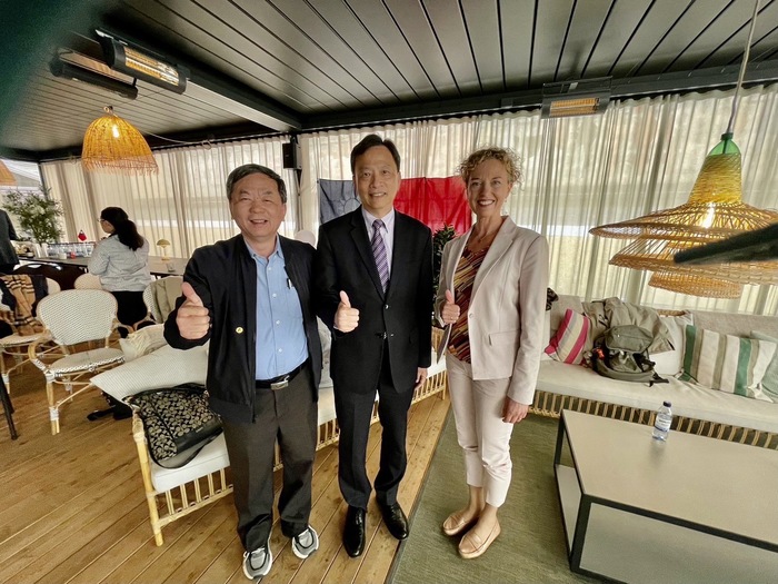 葉晉玉學長(右)與校長JOHANAN ADAMI博士(左)合影